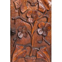 Szafka drewniana z bogatą dekoracją snycerską o motywach roślinnych.